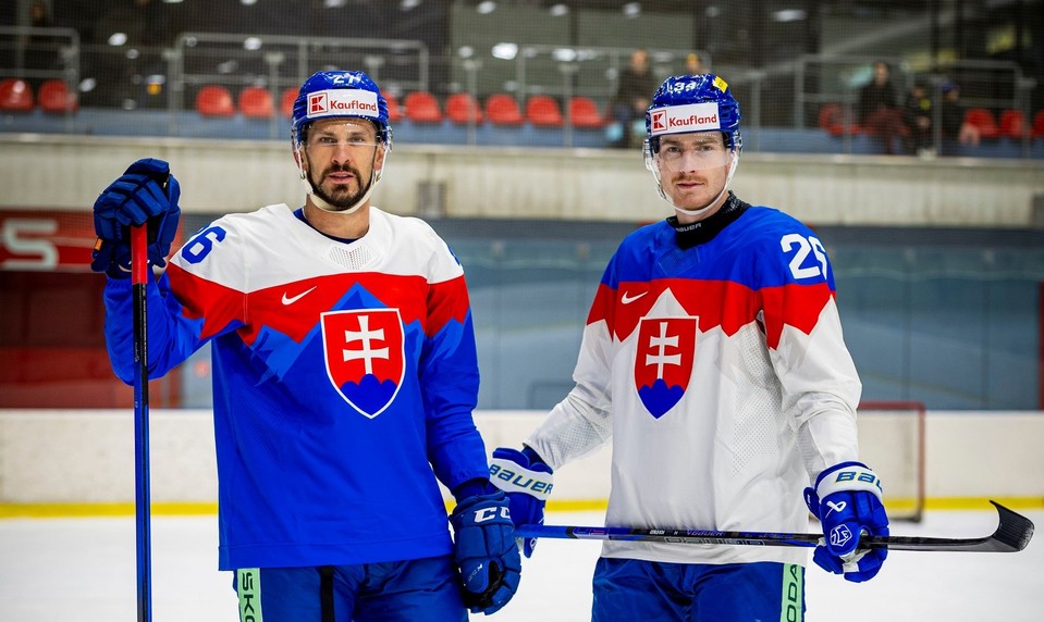 SZĽH predstavil nové olympijské dresy. Hokejisti vyrazia do Talianska s Tatrami na hrudi