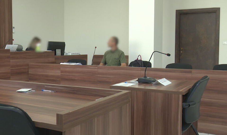 Otec týral vlastnú dcérku. Nemyslí si, že je vinný