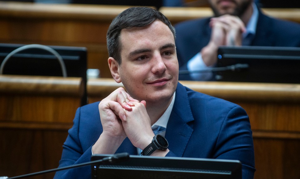 Poslanec PS mal dopravnú nehodu v Bratislave. Pri zrážke sa zranil motorkár