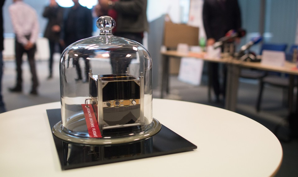 Vedci stratili kontakt s prvou slovenskou družicou skCUBE