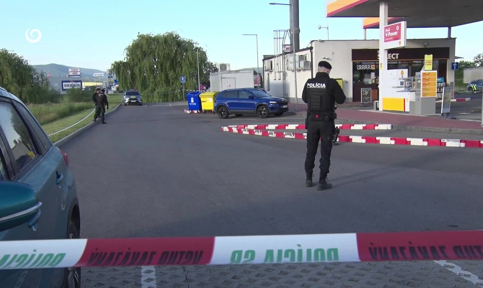 Streľba na čerpacej stanici v Trenčíne: Podozrivých mužov eskortovali pred súd