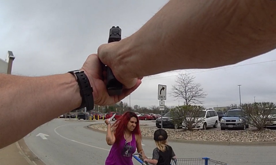 Žena ohrozovala cudzieho 3-ročného chlapčeka nožom. Polícia útočníčku zastrelila