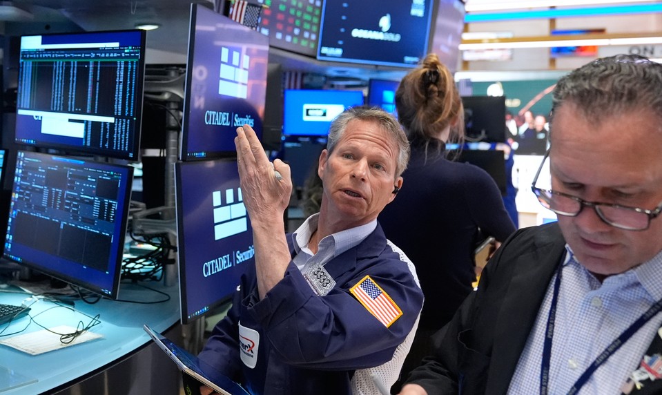 Ropa prudko zlacnela a burzy rastú: Nádej na mier medzi USA a Iránom prebudila trhy