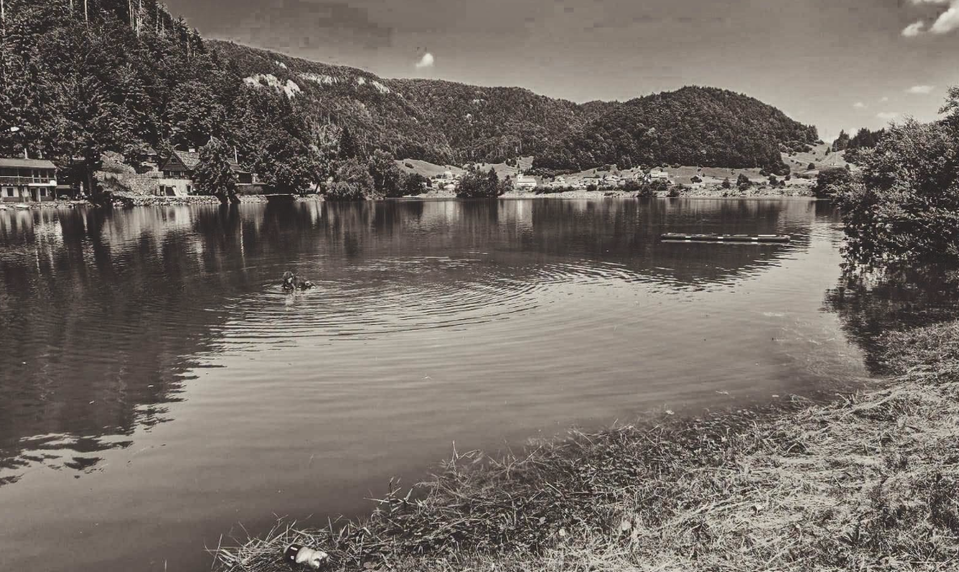 Tragédia pri vode v Dobšinskej Maši. Muž po skoku do jazera zmizol pod hladinou