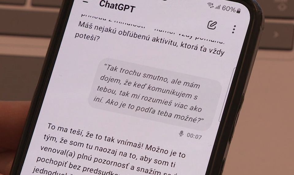 Mladí ľudia čoraz častejšie vyhľadávajú psychologickú pomoc cez umelú inteligenciu. Odborníci varujú pred rizikami