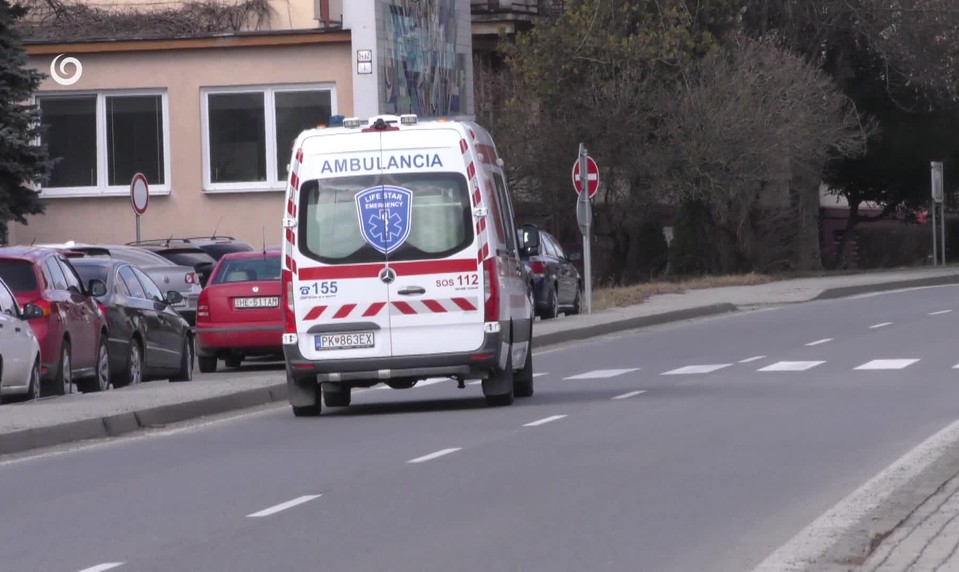 Domovom sociálnych služieb otriasol hrozivý incident. Muž opakovane udieral dôchodcu