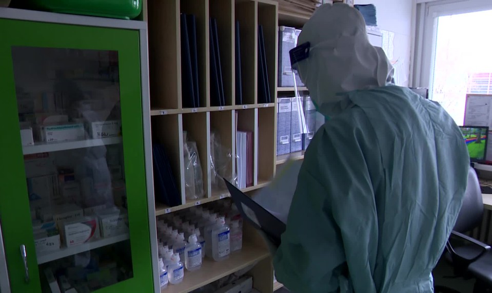 Počet pozitívnych PCR testov na COVID stúpa, vrchol zrejme dosiahneme ešte počas prázdnin