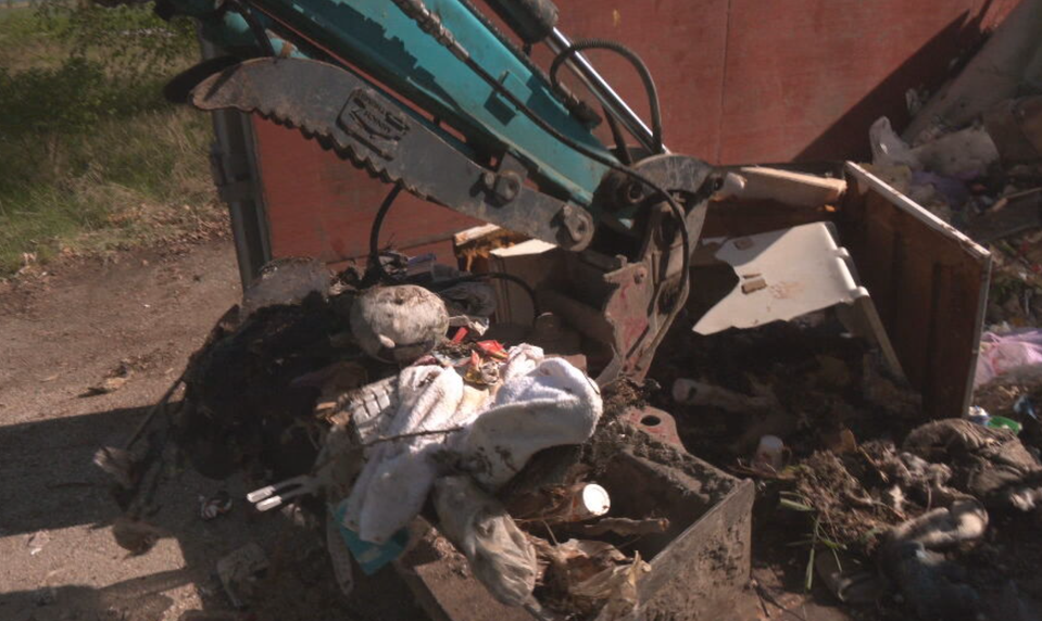 Dobrovoľníci upratali nelegálnu skládku. Pomáhal aj 90-ročný Ján