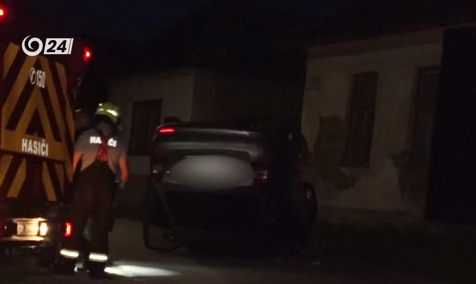 V Prešove skončilo auto na streche. Vodič pod vplyvom nafúkal takmer dve promile