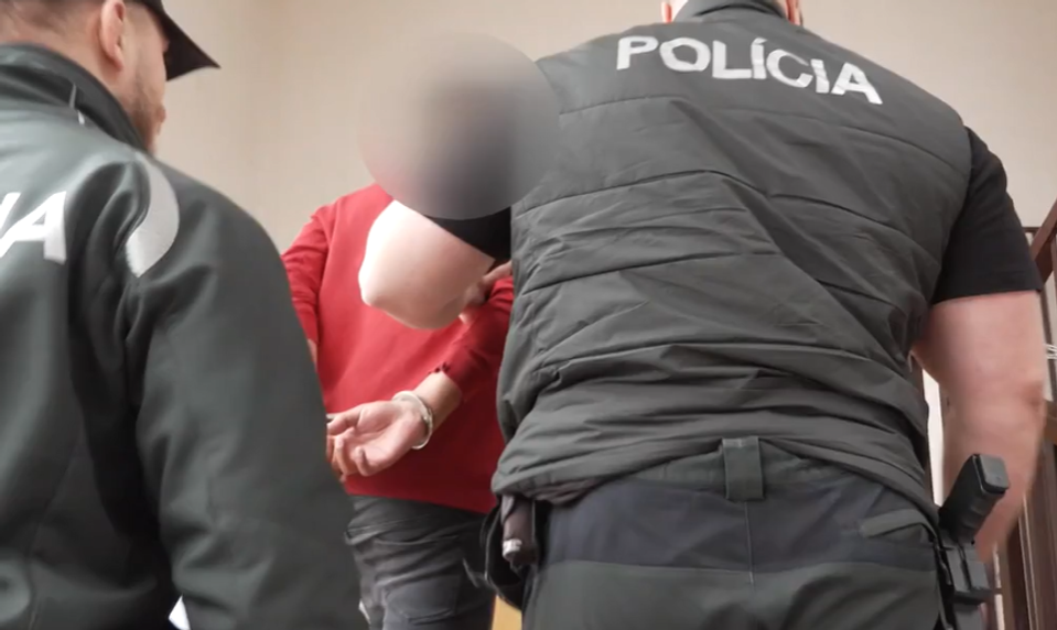 Mladík s nožom útočil v predajni: Súd ho poslal do väzby, no otec žiada liečbu