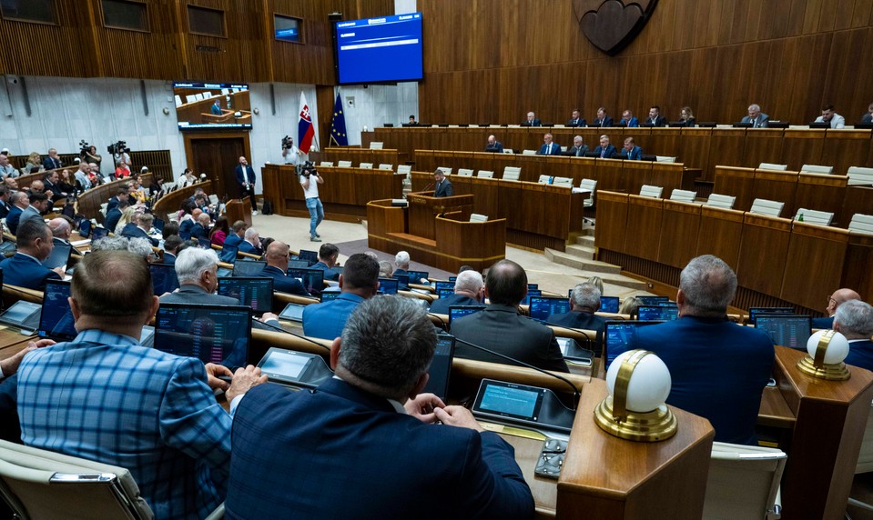 Poslanci pritvrdili: Za priestupok obecné práce a vyššie pokuty za extrémizmus