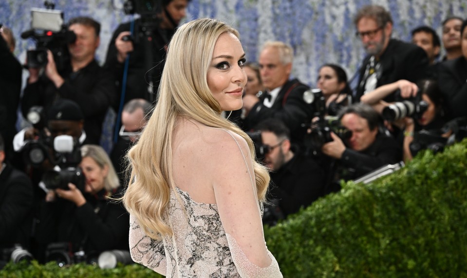 Šaty jej šili tisíce hodín. Lindsey VONN zažiarila na Met Gala