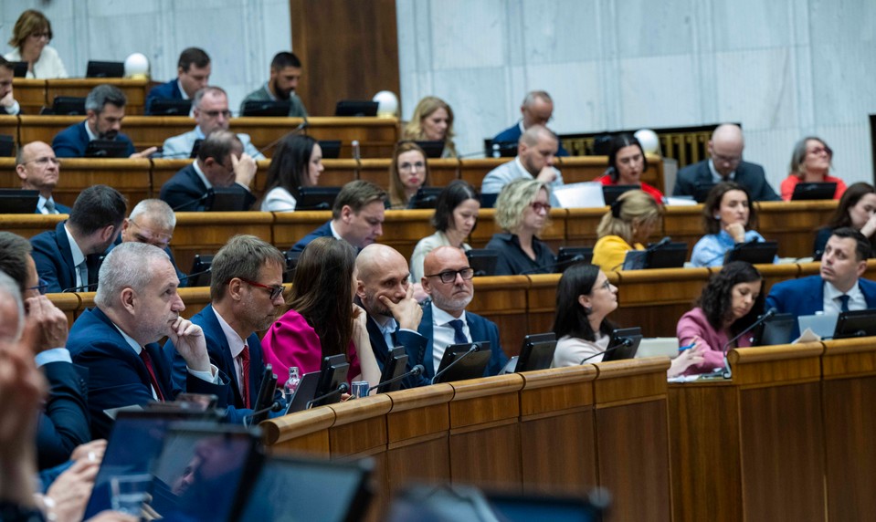 Opozícia kritizuje prorastové opatrenia: Hovorí o „volebnom letáku“ a „zdrape papiera“