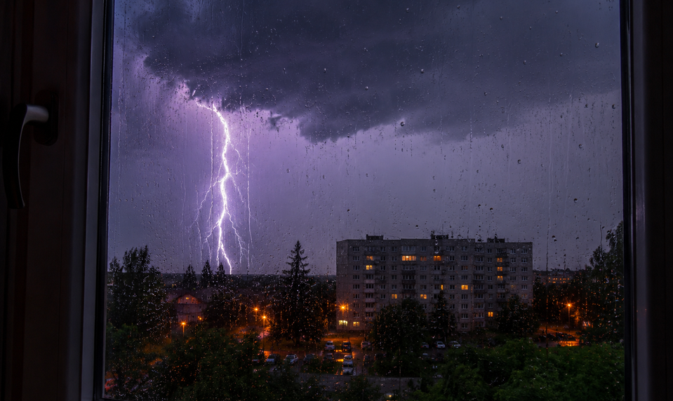 Pozor na počasie! Slovensko zasiahnu búrky, meteorológovia vydali výstrahy