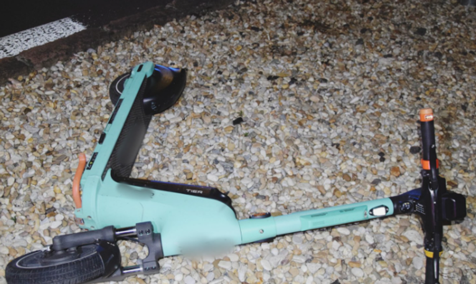 Opitý kolobežkár narazil do auta: Jeho spolujazdkyňa skončila v nemocnici