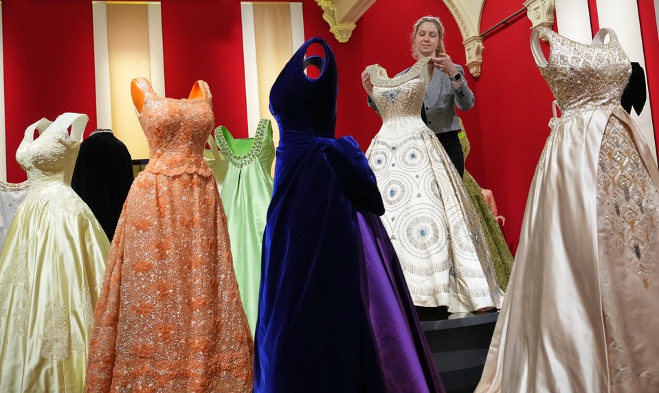 Buckinghamský palác ponúka výstavu oblečenia zosnulej kráľovnej Alžbety II.