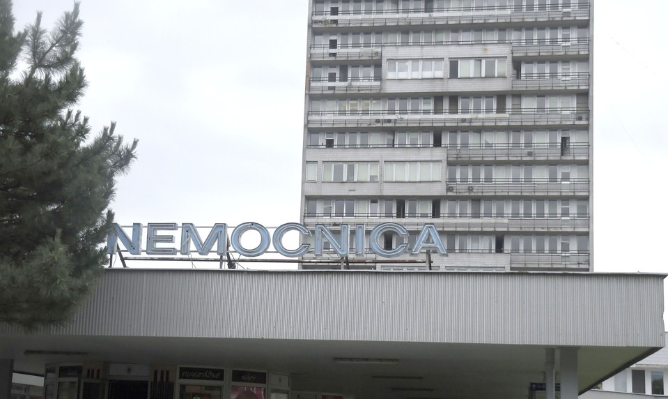 V areáli Nemocnice Ružinov už čoskoro nezaparkujú autá bez registrácie