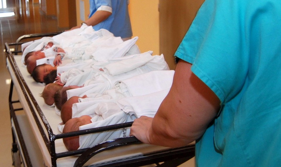 Tesársky rez alebo bodybuilding: Nemocnica zverejnila vtipné hlášky z pôrodnej sály