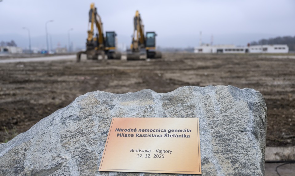 Prezident vyzýva na záväzok dostavať nemocnice. Opozícia žiada od rezortu detaily financovania