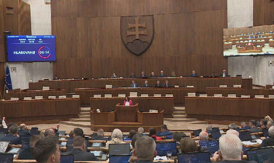 Poslancov čakajú na najbližšej schôdzi stovky zákonov. Medzi nimi predĺženie volebného obdobia aj zmena pravidiel pre voľbu poštou