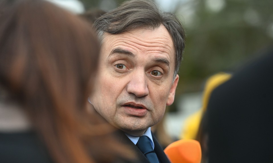 Orbán mu udelil azyl, teraz utiekol z Maďarska. Poľský ex-minister Ziobro je pravdepodobne v USA