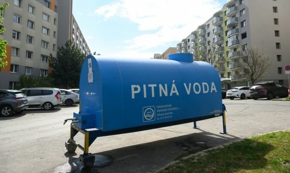 Kritická situácia s pitnou vodou na východe Slovenska: Niektoré obce zásobujú cisterny
