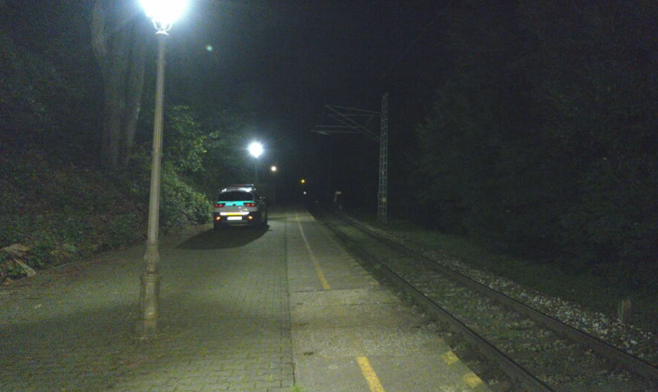 Nočná tragédia na železnici: Vlak zrazil muža ležiaceho na koľajisku