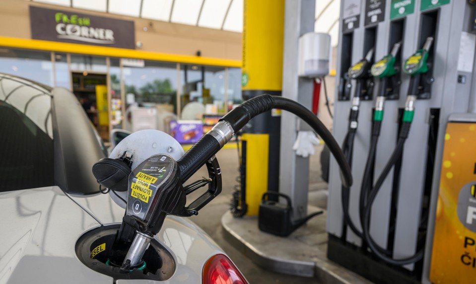Dobrá správa pre motoristov: Ceny benzínu a nafty majú klesnúť