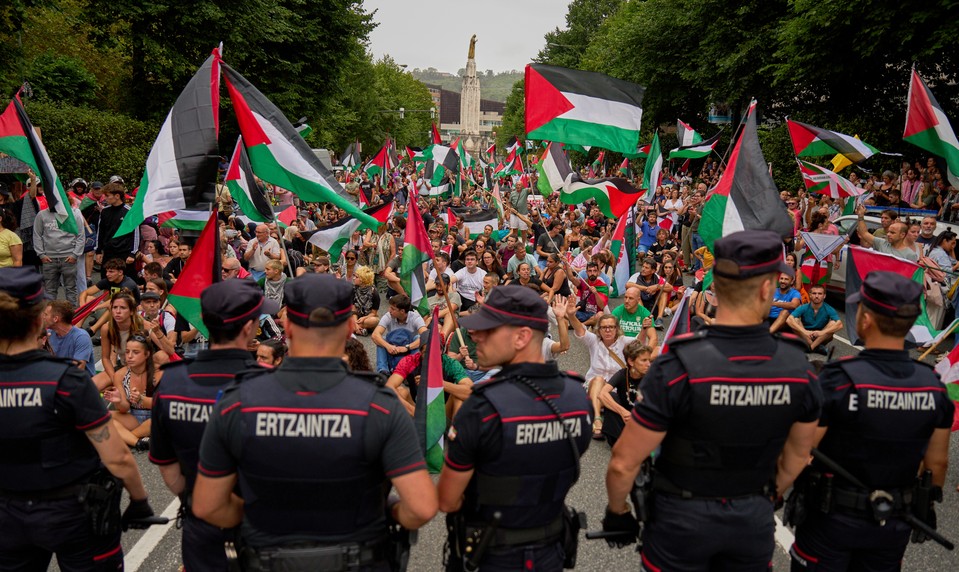 Vuelta sa mení na politické bojisko. Etapy narúšajú protesty, organizátori musia meniť trasu