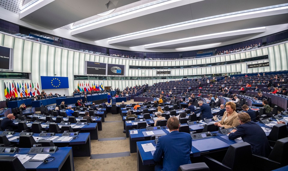 EP schválil nové pravidlá kompenzácií pri meškaní lietadiel. Toto si myslia slovenskí europoslanci