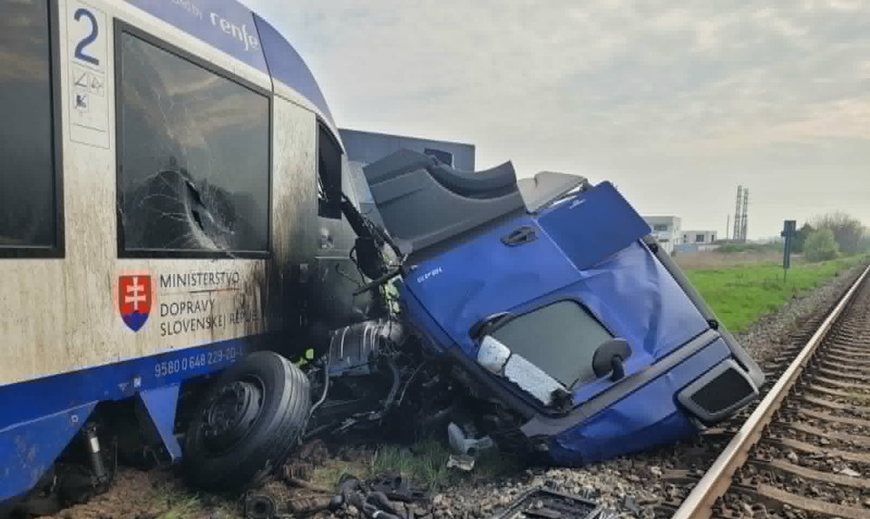 Tragédia pri Dunajskej Strede zastavila dopravu. Na mieste sú desiatky zranených a jedna obeť