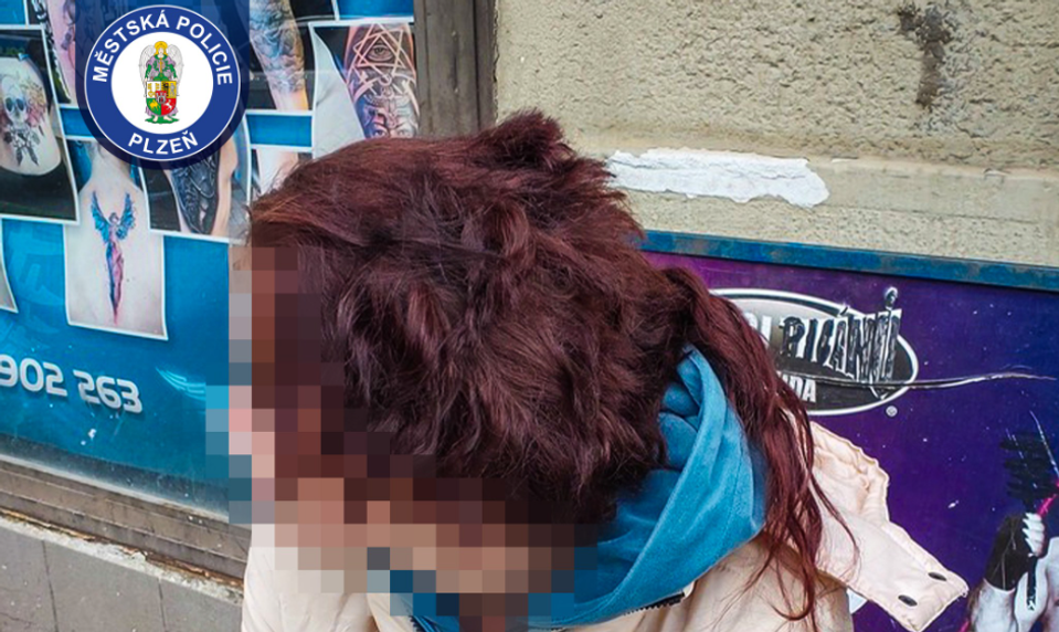 Mrazivý incident na zastávke: Partner žene nožom odrezal vlasy