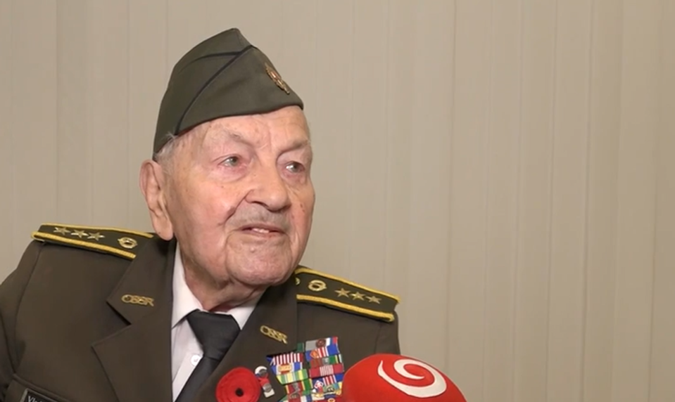 V ruke svedectvá namiesto zbrane: Pamätník Vladimír Strmeň, účastník SNP, prednáša na školách