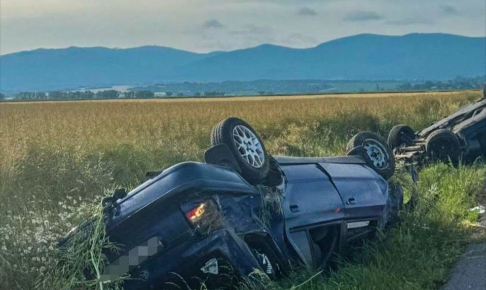 Pri Sečovciach sa zrazili dve autá. Obe skončili prevrátené na streche