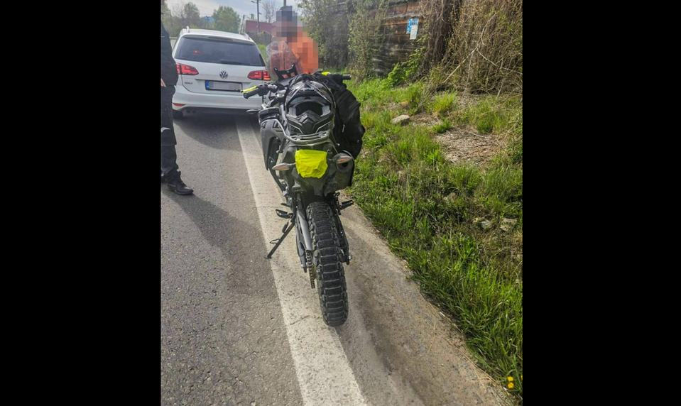 Opitý motorkár narazil na chodníku do dieťaťa a z miesta nehody ušiel