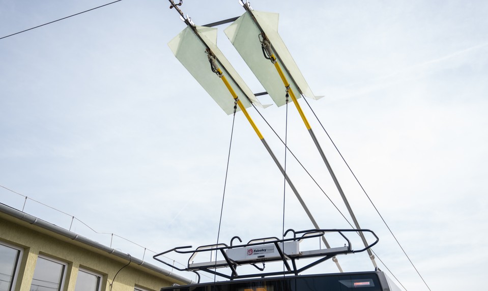 Trolejbus frontálne narazil do supermarketu, zahynul jeden človek