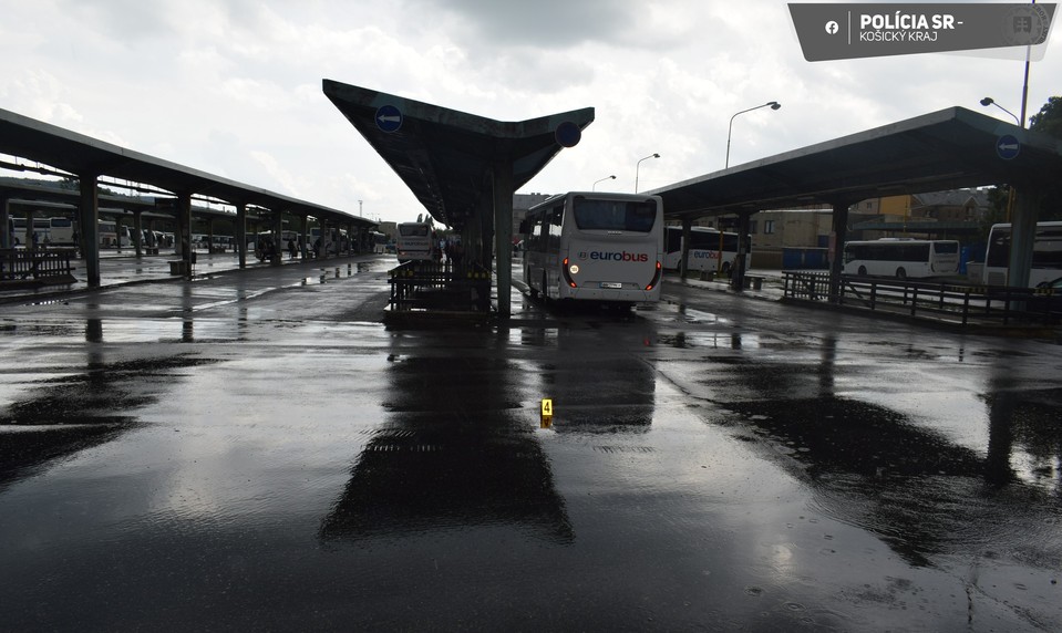 Chodkyňu na stanici zrazil autobus. Vliekol ju stovky metrov