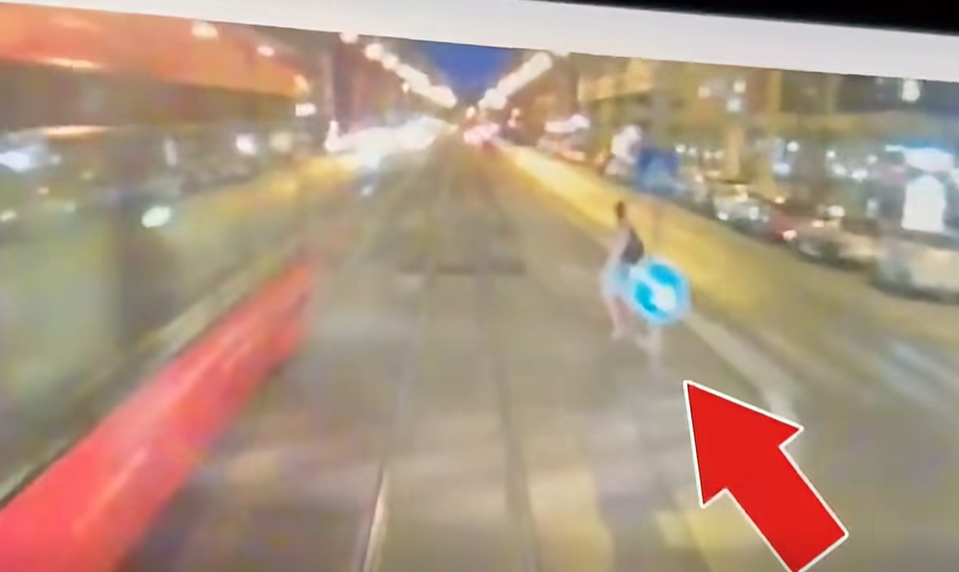 Električka má vždy prednosť! Muž vošiel do koľajiska na červenú, zrážke sa nedalo zabrániť