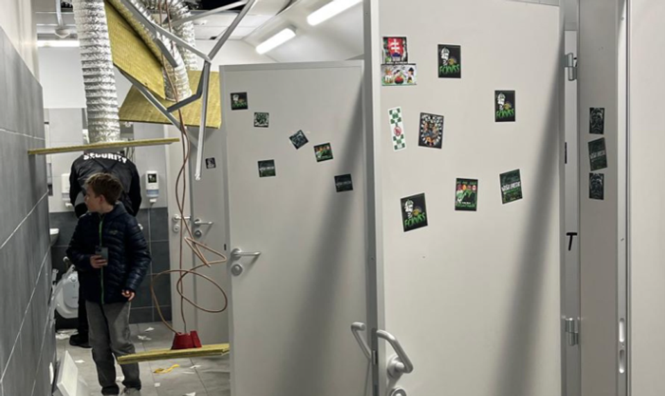 Fanúšikovia prešovského klubu po zápase s Košicami zdemolovali toalety a terorizovali divákov