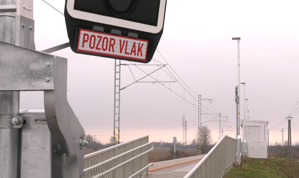 Vlak pri Považskej Bystrici zachytil pracovný mechanizmus na trati