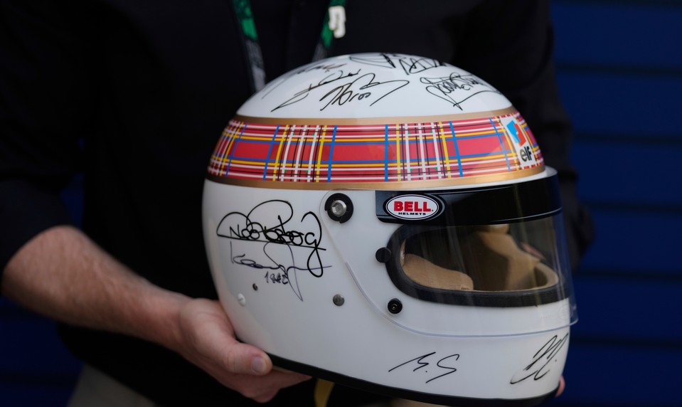 Preteky F1 sa niesli aj v emotívnom geste. Schumacher sa podpísal na prilbu, ktorá pôjde na charitu