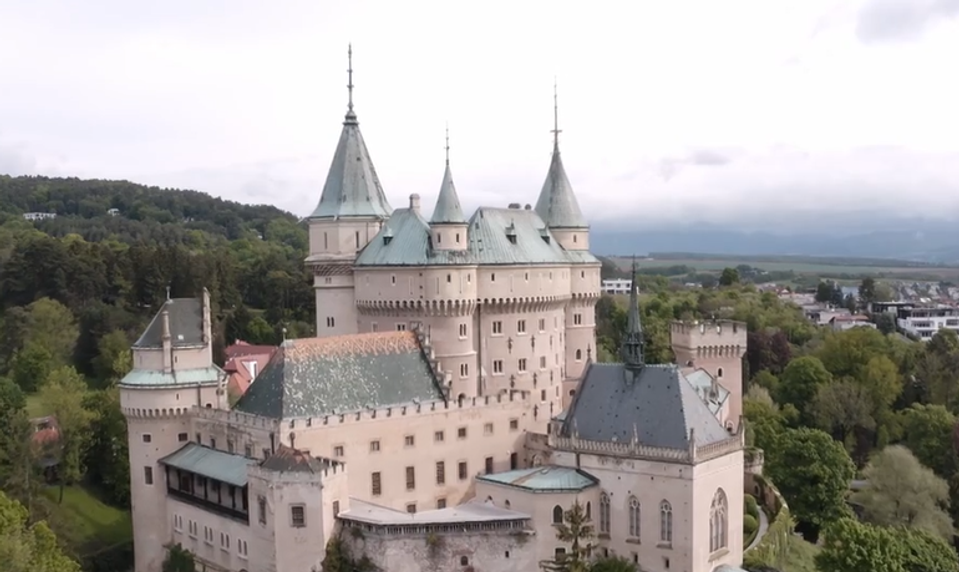 Na Bojnickom zámku sa návštevník s číslom 15 250 000 zapísal do storočnej knihy