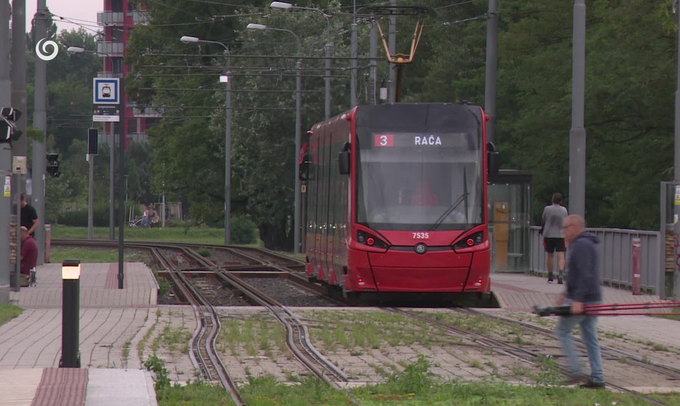 Chlapca (16) zrazila električka, s ťažkými zraneniami bojuje v nemocnici o život