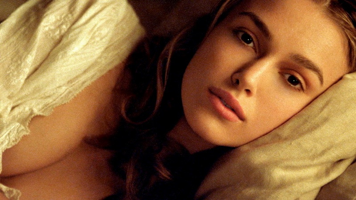 Plochá ako doska! Keira Knightley bez podprsenky